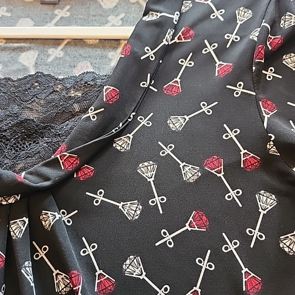 East 5th Women's Unique Black Long Sleeve Blouse Earring Print Size M - Picture 5 of 7